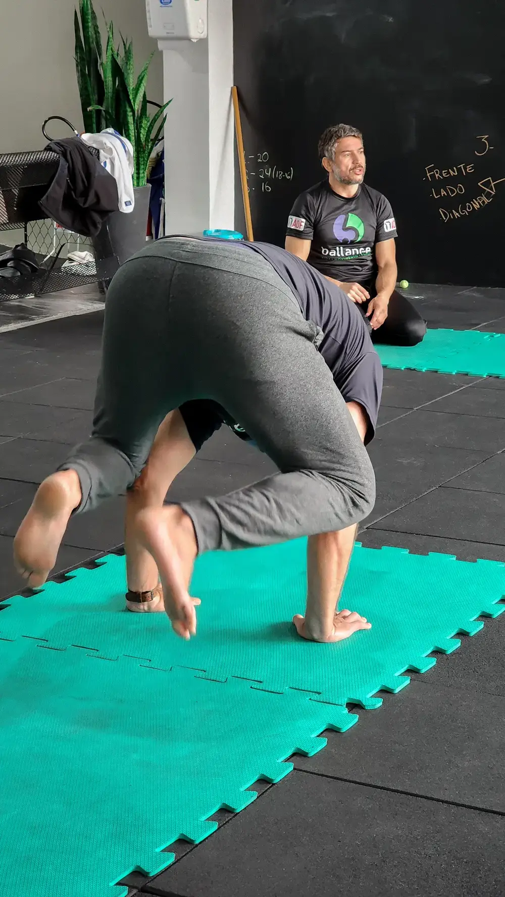 Professor acompanhando de perto um aluno durante o exercício